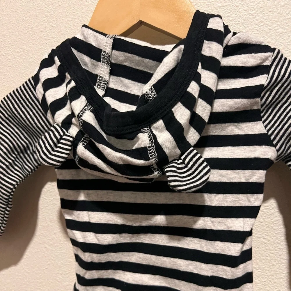 Carters Long Sleeve Ear Hooded Onesie size 6 month​​